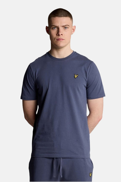 T-shirt bleu à manches courtes de Lyle & Scott, avec logo jaune brodé sur la poitrine.
