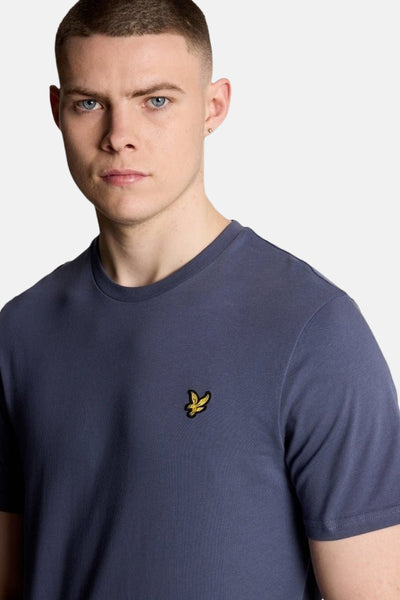 T-shirt à manches courtes bleu de LYLE & SCOTT, avec un petit logo brodé sur la poitrine.