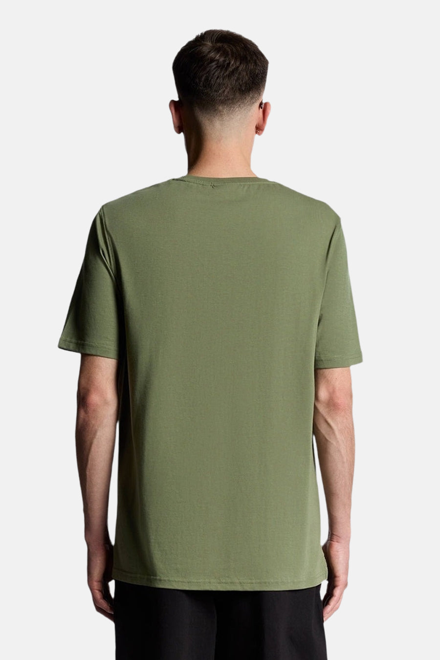 Olijfgroen T-shirt met korte mouwen van Lyle & Scott, achterkant, gedragen met een zwarte broek.