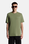 Olijfgroen T-shirt met korte mouwen van Lyle & Scott, gedragen met een zwarte broek en een bruine zonnebril.