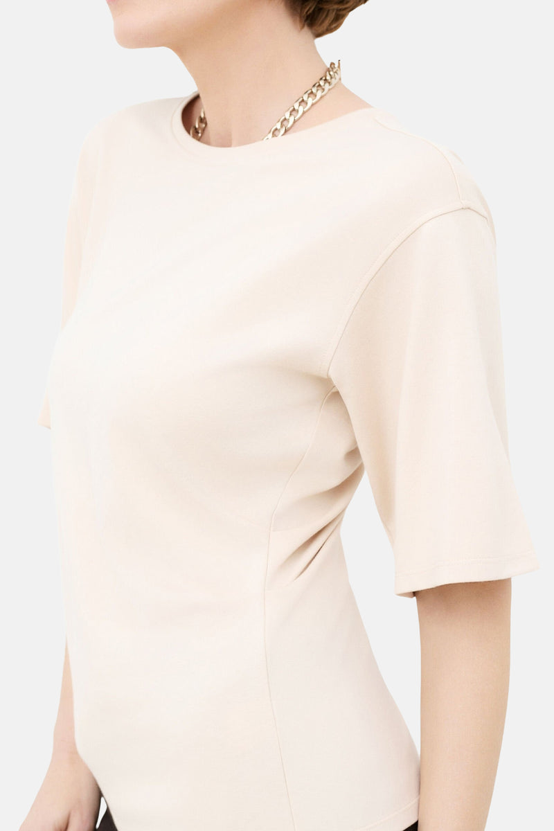 Beige T-shirt van CAROLL, korte mouwen, met een gouden kettingkraag.