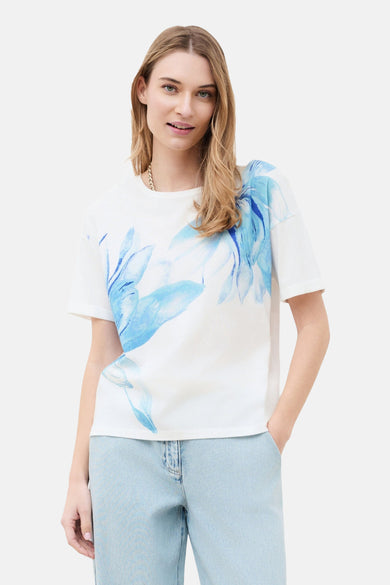 Wit T-shirt met korte mouwen van CAROLL, van achteren gezien, gedragen met een lichtblauwe spijkerbroek.