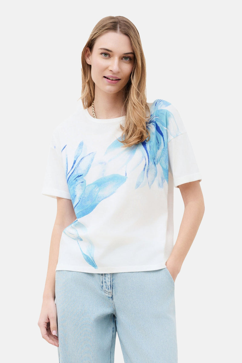 Wit T-shirt met korte mouwen van CAROLL, van achteren gezien, gedragen met een lichtblauwe spijkerbroek.