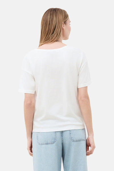 T-shirt à manches courtes blanc de CAROLL, vu de dos, porté avec un pantalon en jean bleu clair.