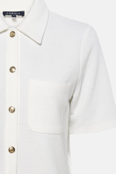 Polo blanc en maille piquée de CAROLL, avec boutons dorés et poche poitrine.