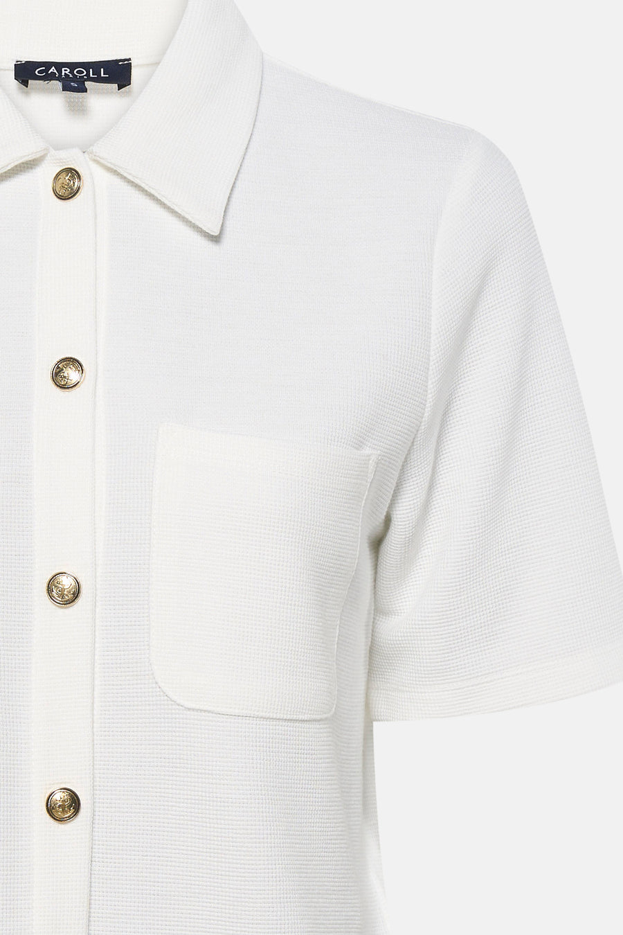Polo blanc en maille piquée de CAROLL, avec boutons dorés et poche poitrine.