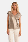 T-shirt doré à manches courtes de Molly Bracken avec encolure en V et bordure foncée.