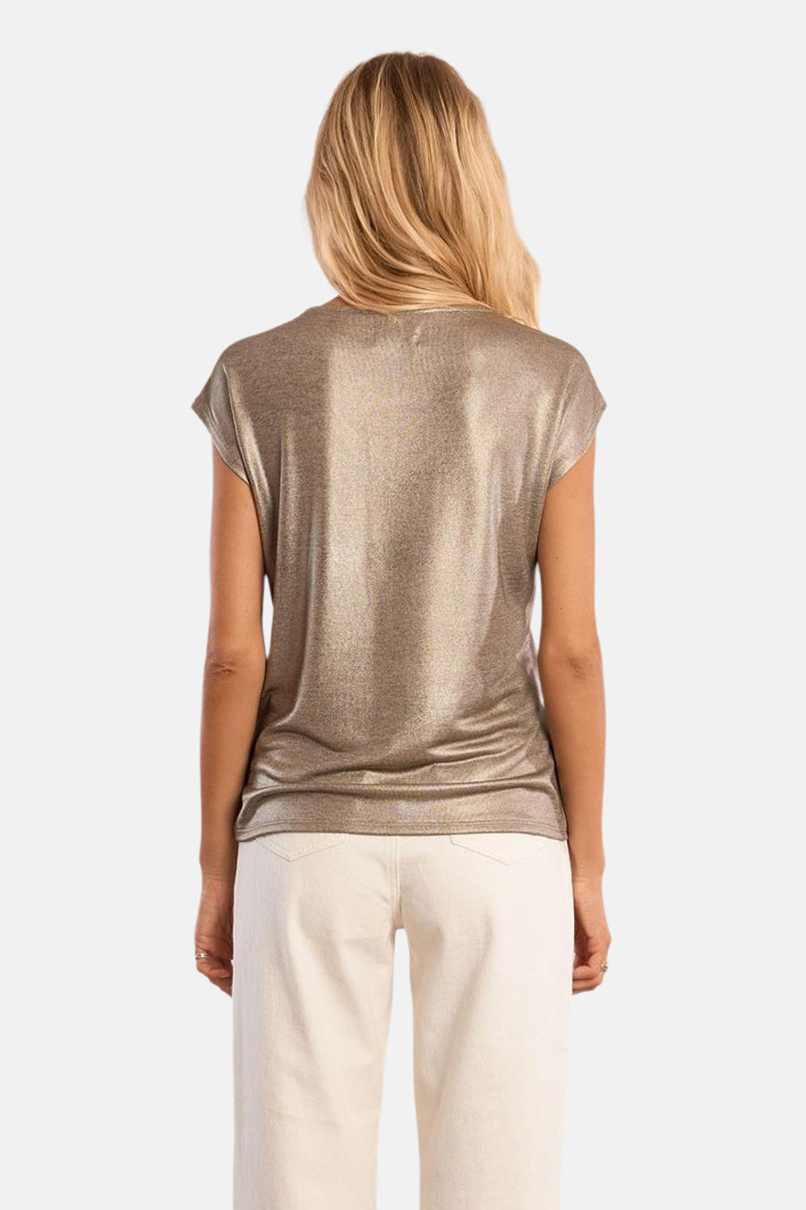 T-shirt doré à manches courtes de Molly Bracken, avec un aspect brillant, porté avec un pantalon écru.