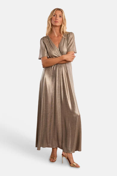 Robe longue dorée de Molly Bracken, coupe portefeuille, manches courtes, en tissu scintillant.