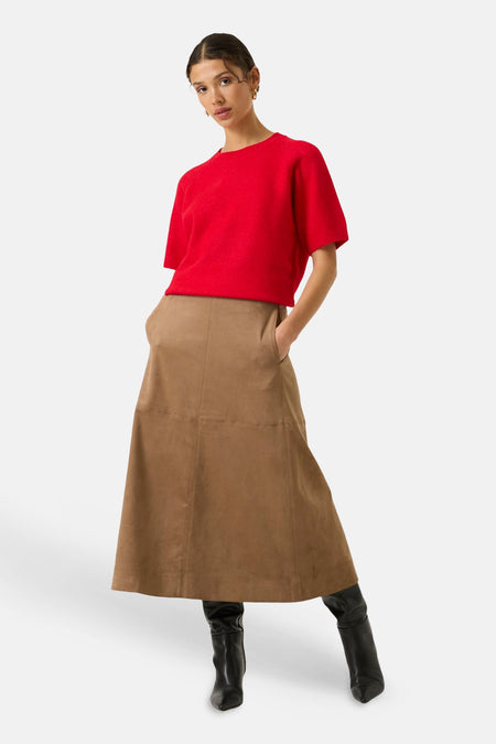 Pull rouge col rond de GARCIA, coupe ample, manches courtes, porté avec jupe marron et bottines noires, vue de face.