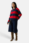 Femme portant un pull à rayures rouges et bleu marine avec un pantalon corsaire en denim bleu foncé GARCIA