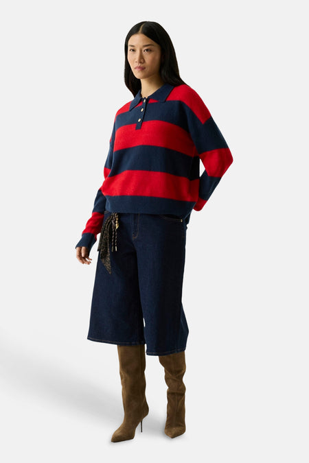 Femme portant un pull à rayures rouges et bleu marine avec un pantalon corsaire en denim bleu foncé GARCIA