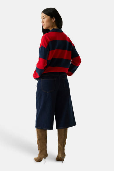 Vue arrière d’un short bermuda 5 poches en denim bleu foncé GARCIA, porté avec un pull rayé rouge et bleu marine.
