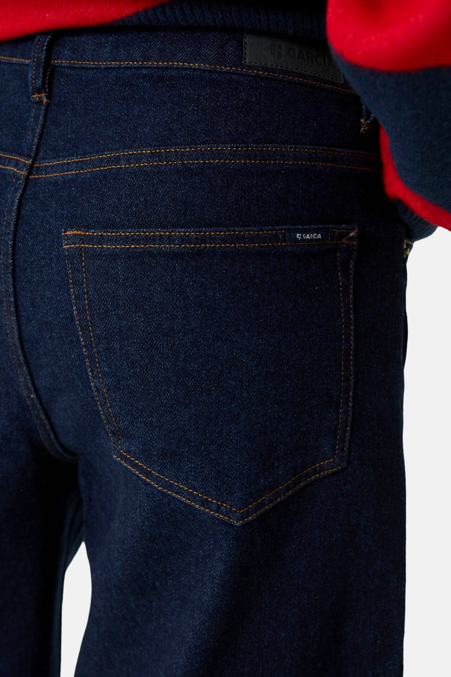 Détail du dos d’un short en jean bleu foncé GARCIA avec poche arrière et surpiqûres contrastantes