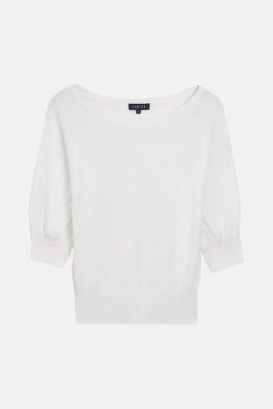 Pull à col rond blanc de Caroll, avec manches trois quarts bouffantes et finitions côtelées.