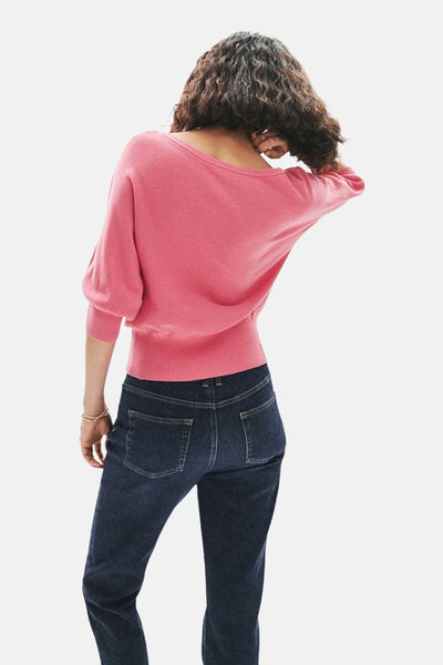 Pull à col rond rose de CAROLL, porté avec un jean foncé, vue de dos.
