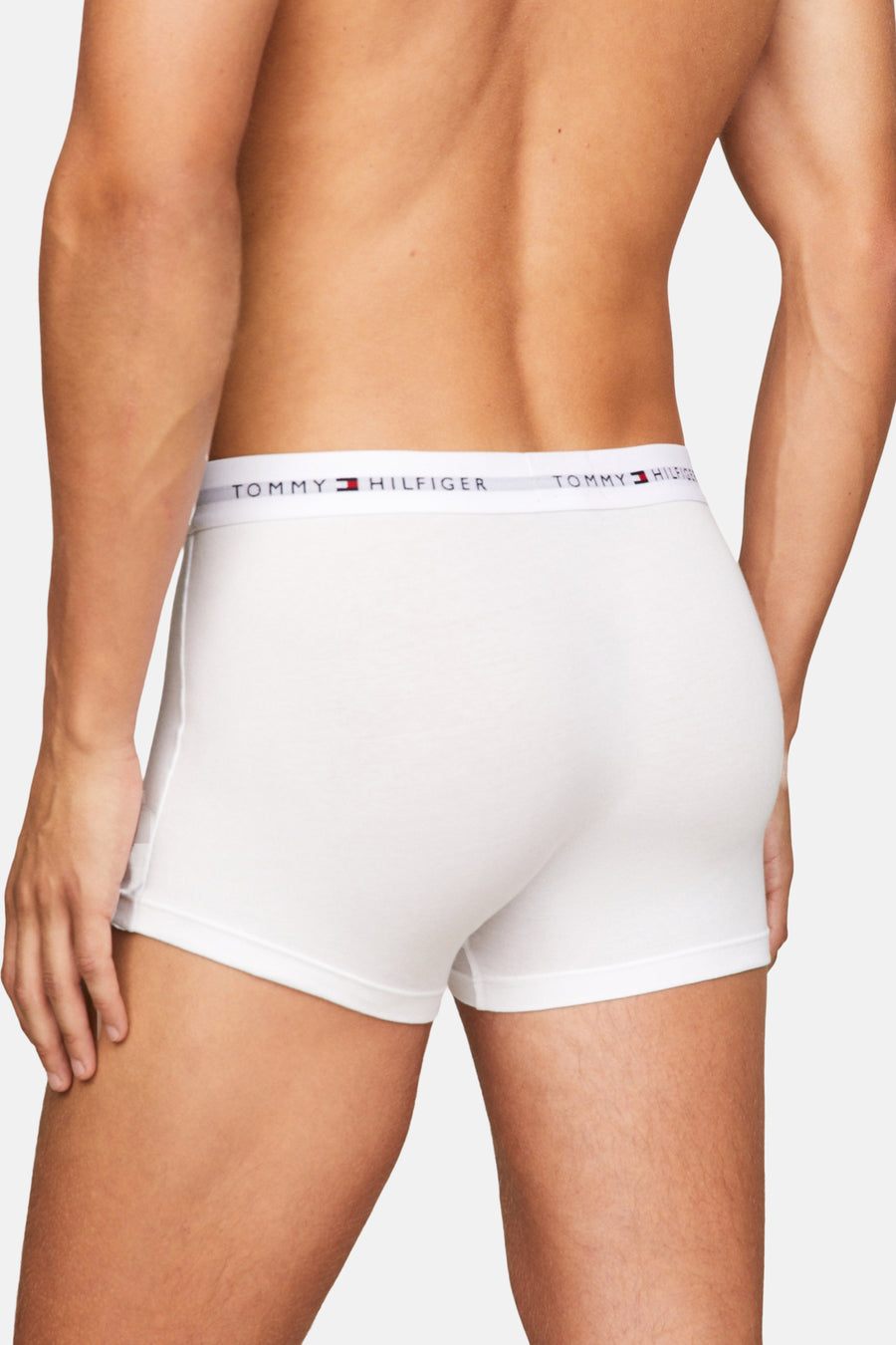 Boxer court blanc par Tommy Jeans, avec une ceinture élastique logotypée, vue de dos.
