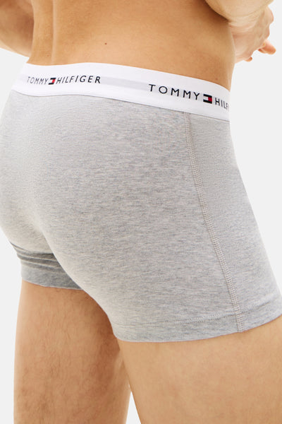 Boxer gris chiné de Tommy Jeans, avec une ceinture blanche logotypée apparente, en vue de côté.
