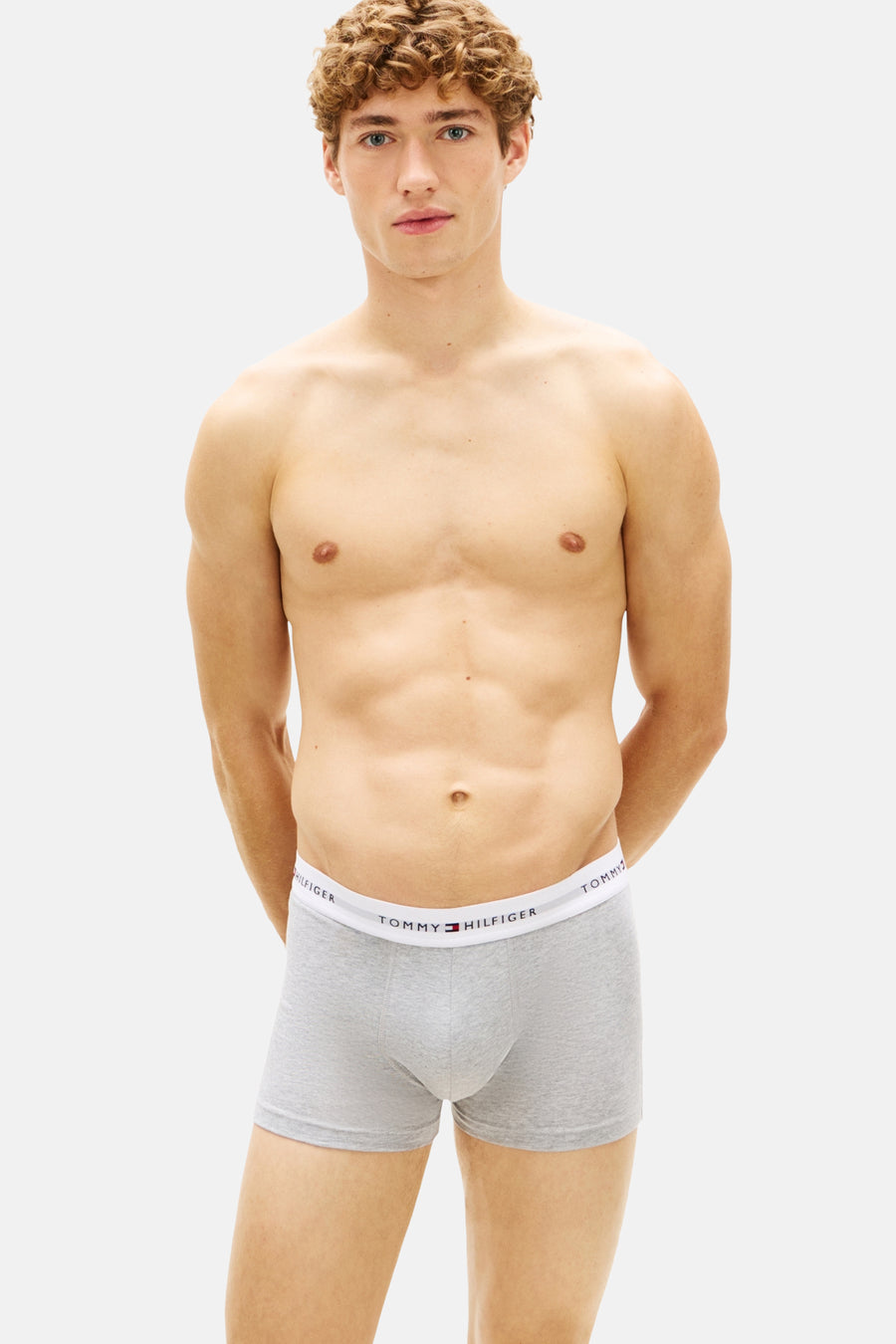 Boxer gris en jersey de Tommy Jeans, porté par un mannequin torse nu sur fond blanc.