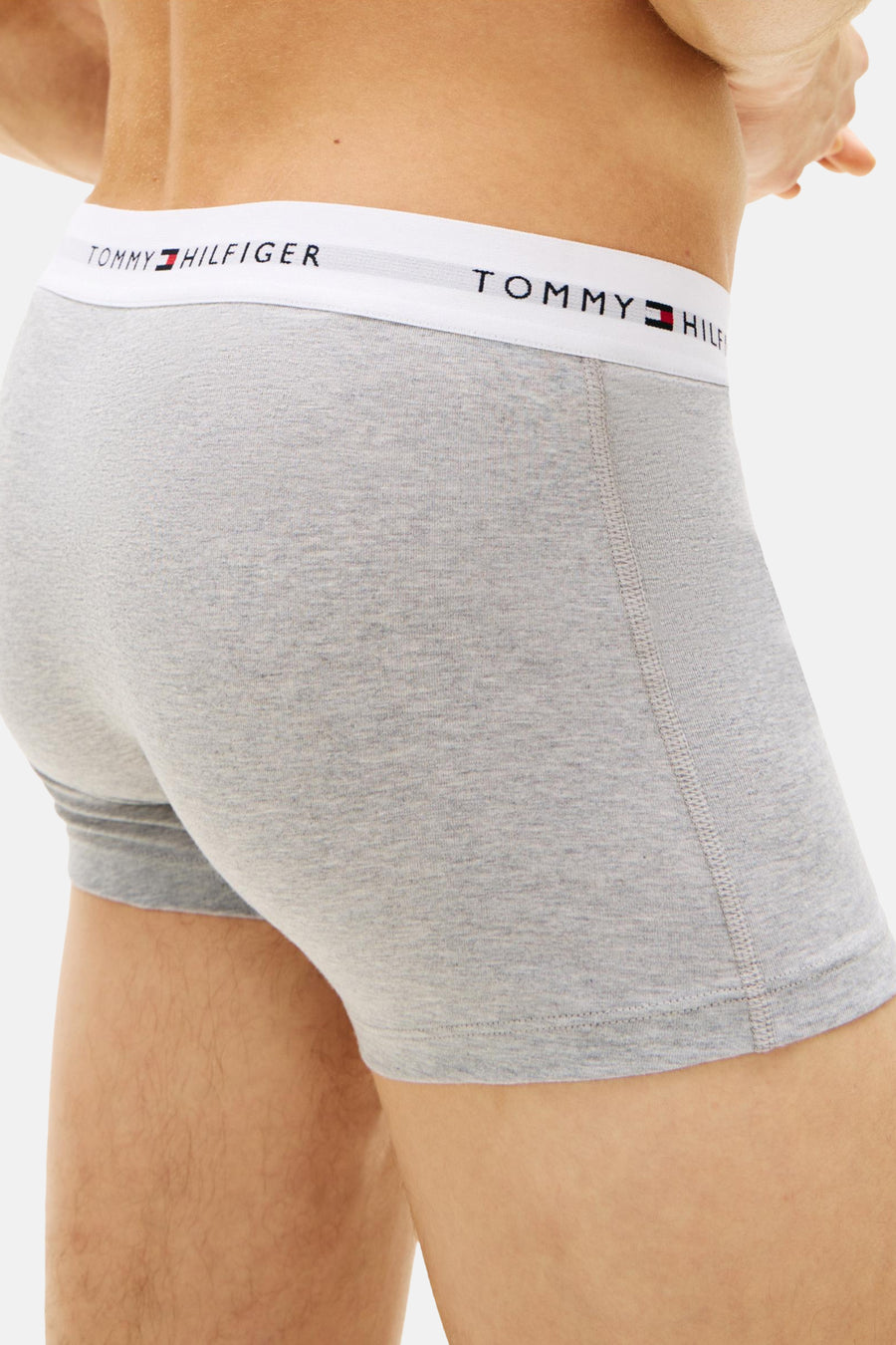 Boxer gris chiné de Tommy Jeans, avec une ceinture blanche logotypée.
