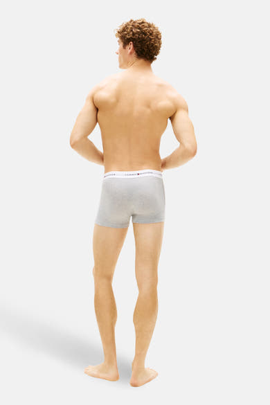 Boxer gris chiné de Tommy Jeans, porté par un homme torse nu, vu de dos.
