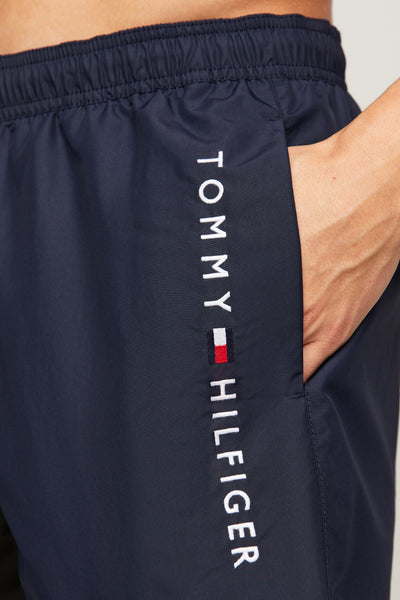 Short de bain bleu marine de Tommy Hilfiger avec logo vertical sur la jambe.