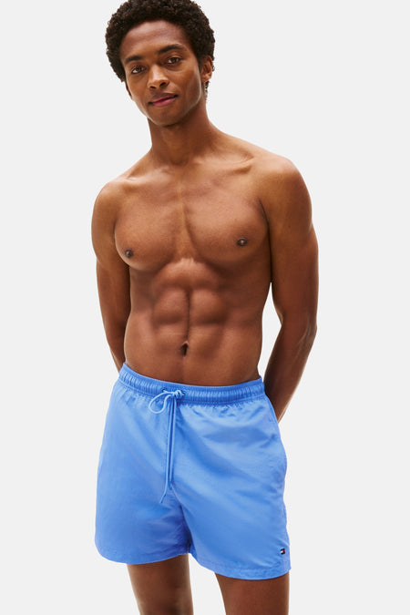Short de bain bleu de TOMMY HILFIGER, avec cordon de serrage et logo drapeau iconique.
