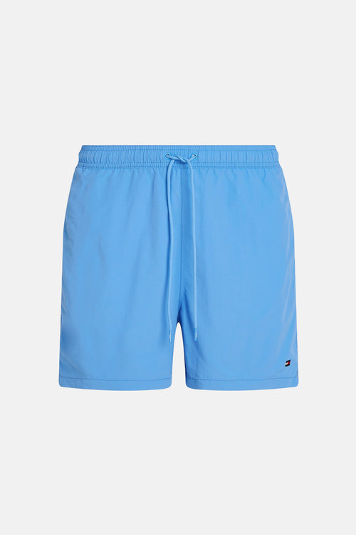 Short de bain bleu de Tommy Hilfiger, avec cordon de serrage à la taille et logo sur le côté.