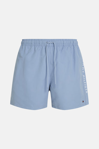 Blauwe zwembroek van TOMMY HILFIGER, met trekkoord en logo aan de zijkant.