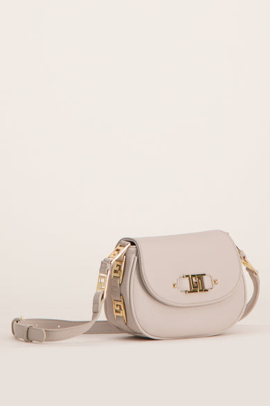 Sac à bandoulière beige de Gaudi Jeans, avec détails de chaîne dorée et fermoir distinctif.

