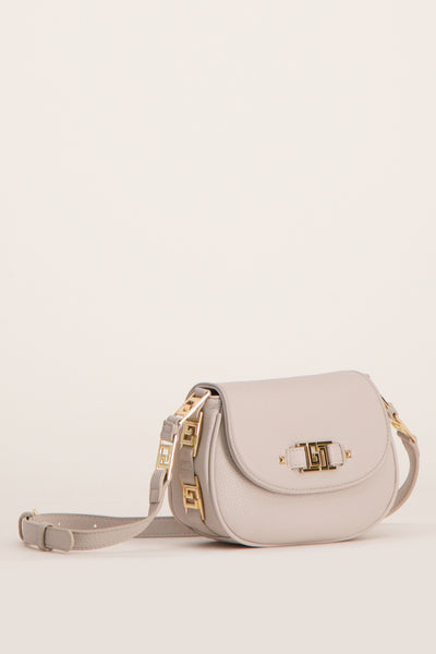 Sac à bandoulière beige de Gaudi Jeans, avec détails de chaîne dorée et fermoir distinctif.
