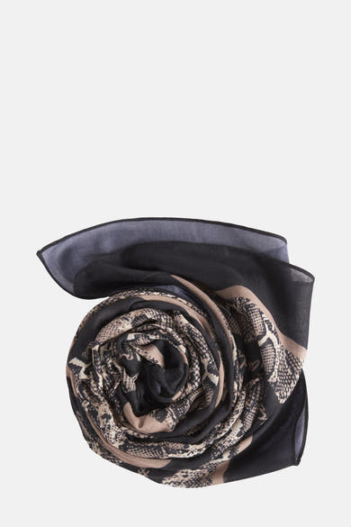 Zwarte sjaal van Gaudi Jeans, beige en zwarte slangenprint, opgerold.