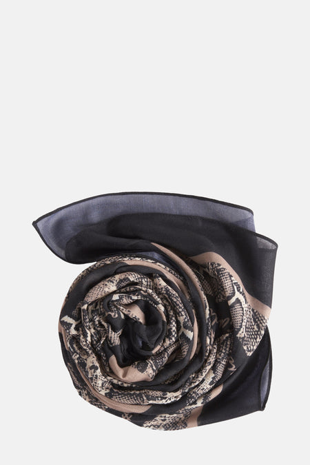 Foulard noir de Gaudi Jeans, motif peau de serpent beige et noir, enroulé sur lui-même.