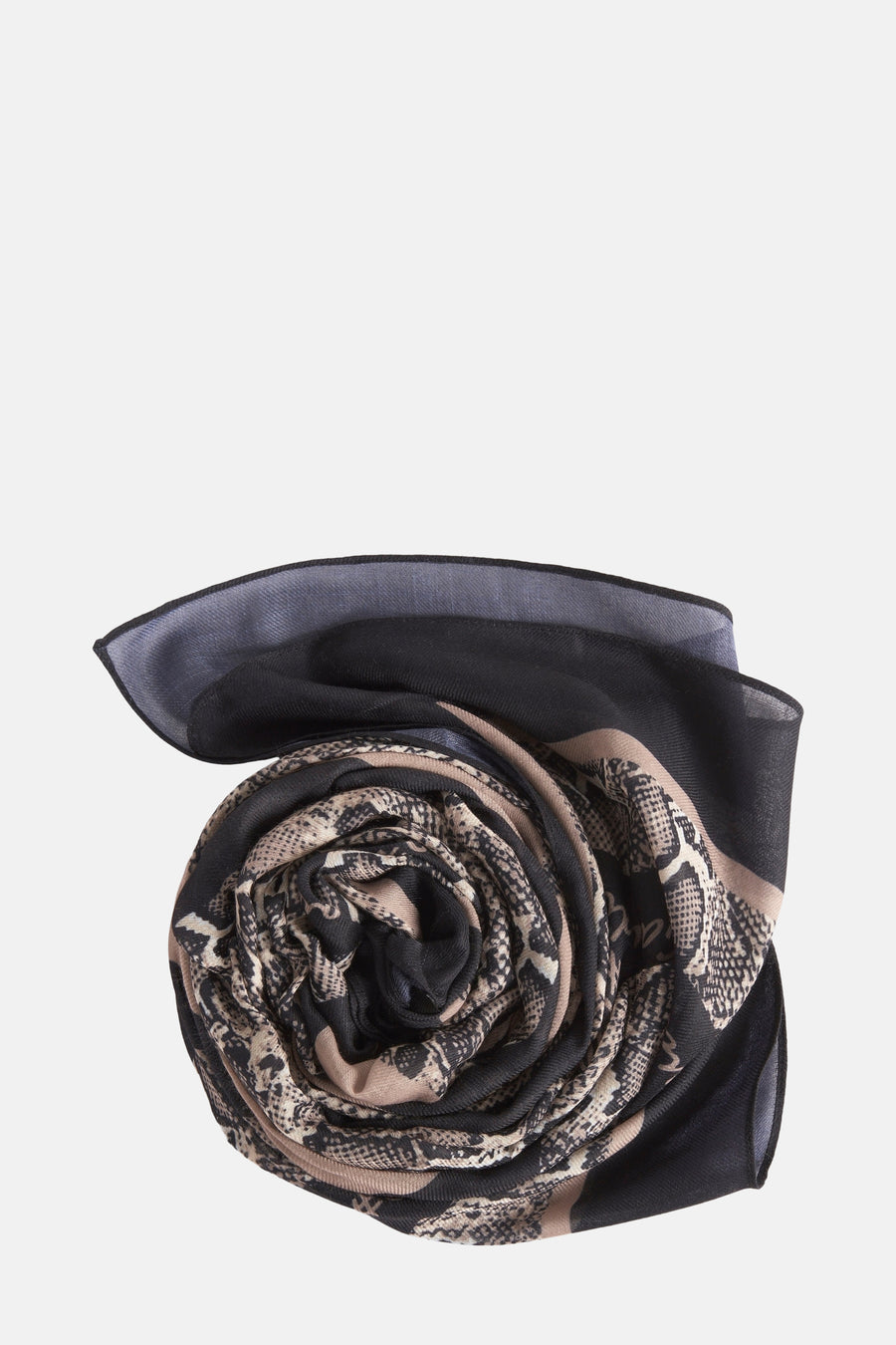 Zwarte sjaal van Gaudi Jeans, beige en zwarte slangenprint, opgerold.