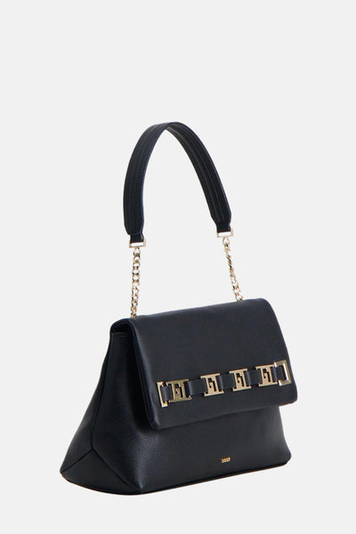 Sac à bandoulière noir de Gaudi Jeans avec une chaîne dorée sur le côté.