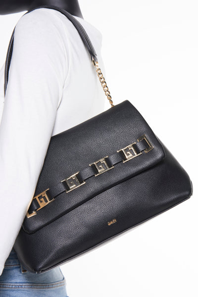Sac à bandoulière noir en cuir, de Gaudi Jeans, avec une bandoulière chaîne dorée et des ornements géométriques.
