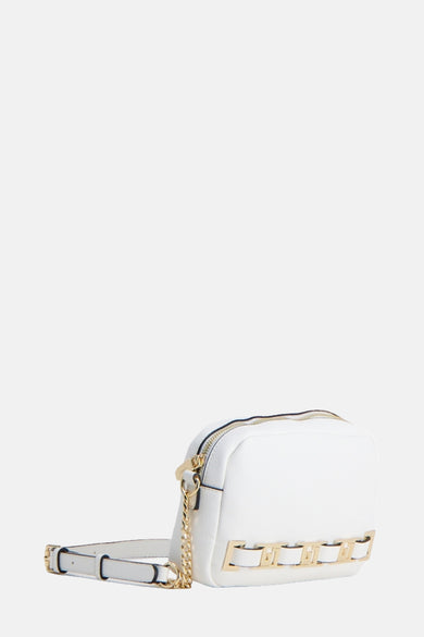 Witte schoudertas van Gaudi Jeans met een gouden kettingriem en gouden metalen details.
