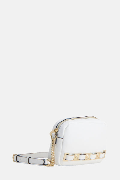 Witte schoudertas van Gaudi Jeans met een gouden kettingriem en gouden metalen details.