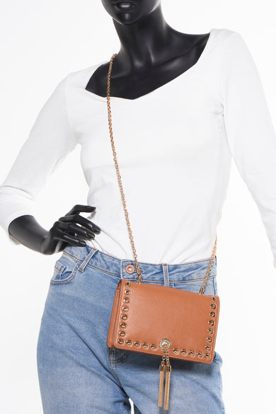 Sac à bandoulière brun de Gaudi Jeans, avec chaîne dorée, porté avec un jean et un t-shirt blanc.
