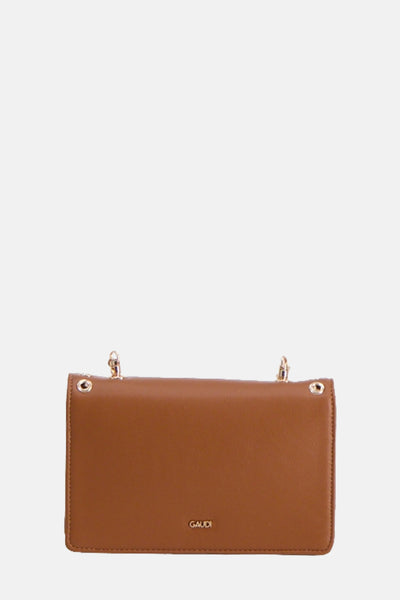 Sac à bandoulière en cuir marron de Gaudi Jeans, avec une bandoulière chaîne dorée et logo en métal.
