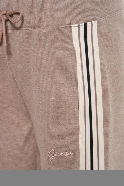 Beige joggingbroek van Guess, met zijstrepen en trekkoord.