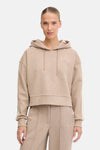 Beige hoodie van Guess, met decoratieve strepen op de mouwen en trekkoord.