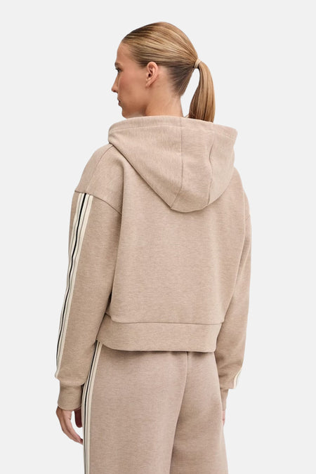 Beige hoodie van Guess, met strepen op de mouwen en gedragen met een bijpassende broek.
