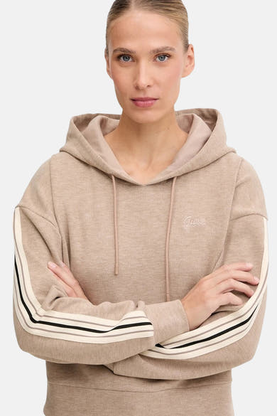 Sweat à capuche beige de Guess, avec des rayures décoratives sur les manches et cordon de serrage.
