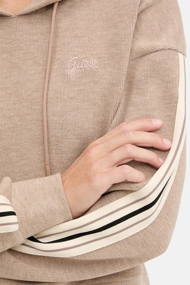 Beige hoodie van Guess, met decoratieve strepen op de mouwen en geborduurd logo.