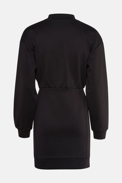 Robe noire à manches longues de Guess, coupe ajustée et longueur au-dessus du genou.
