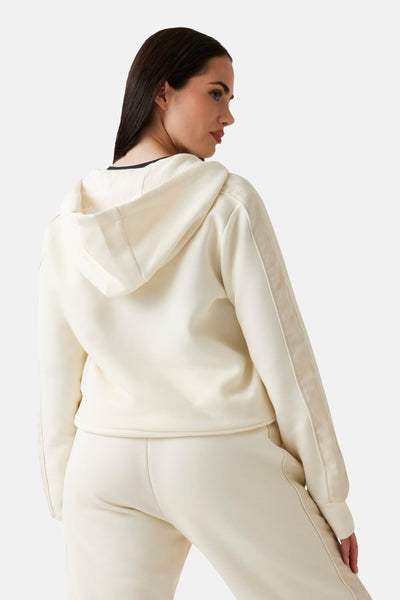 Ecru sweatshirt van Guess, met capuchon en decoratieve strepen op de mouwen, gedragen met een bijpassende broek.