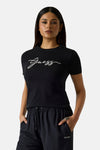 T-shirt noir à manches courtes de Guess avec logo script blanc sur la poitrine.
