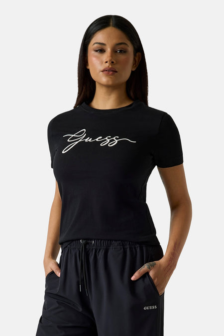 T-shirt noir à manches courtes de Guess avec logo script blanc sur la poitrine.