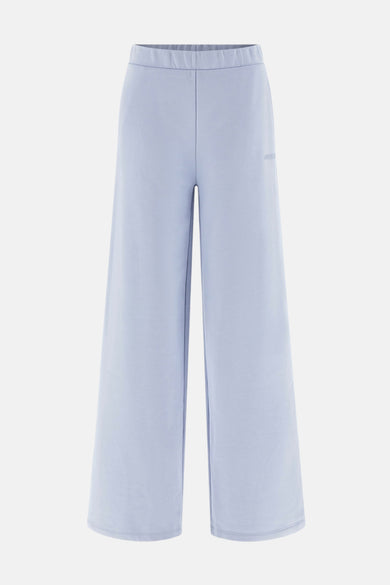 Blauwe joggingbroek van Guess, losse en comfortabele pasvorm, op een neutrale achtergrond.